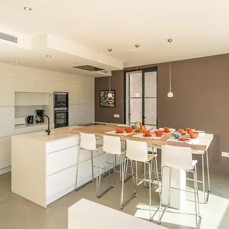 Villa Waterfront With Panoramic Views