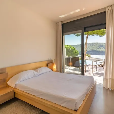 Villa Waterfront With Panoramic Views