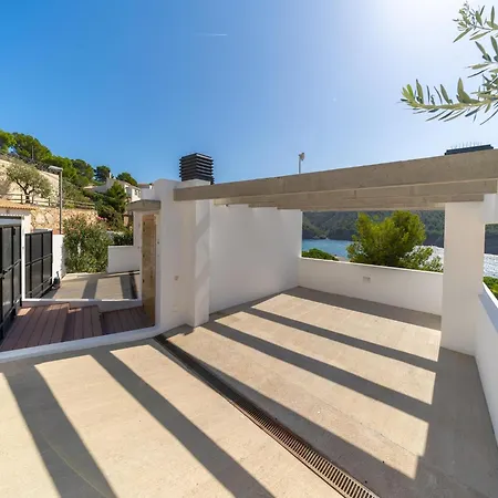 Villa Waterfront With Panoramic Views