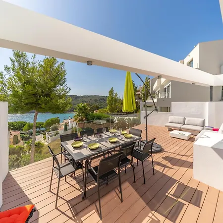 Villa Waterfront With Panoramic Views